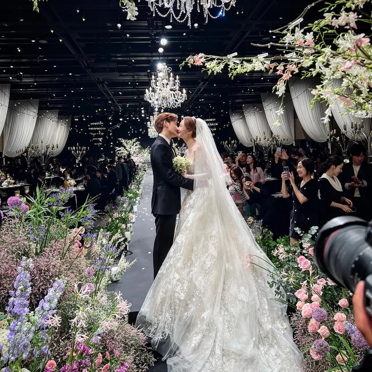 SE7EN（左）在眾人見證下，甜吻李多海。翻攝崔星俊IG