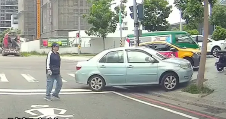 自小客直接開上人行道違停。翻攝社會事新聞影音