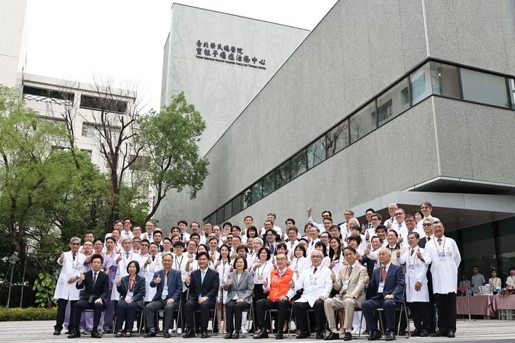 總統蔡英文（前中）等人今出席啟用記者會。施昂強攝