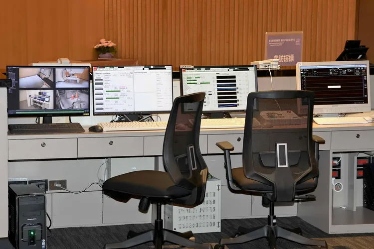 控制台需要脫鞋才能進入。施昂強攝