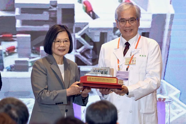 北榮院長陳威明（右）致贈模型給總統蔡英文。施昂強攝