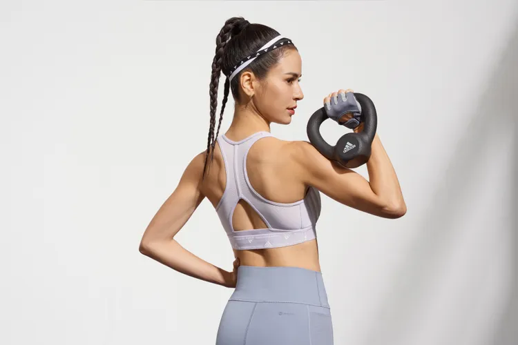 adidas Bra Tights系列以專為健身訓練設計的中高度支撐內衣，搭配面料彈性輕膚的訓練緊身褲，大展女力運動魅力。品牌提供