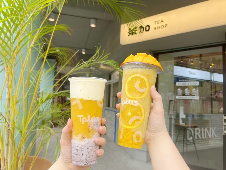 TPLUS茶加即日起至9/30推出新品「椰米香芒芒」及「仲夏芭芒柳」。業者提供