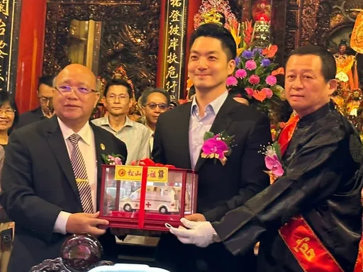 松山慈祐宮再捐頂級救護車 蔣萬安親自出席受贈