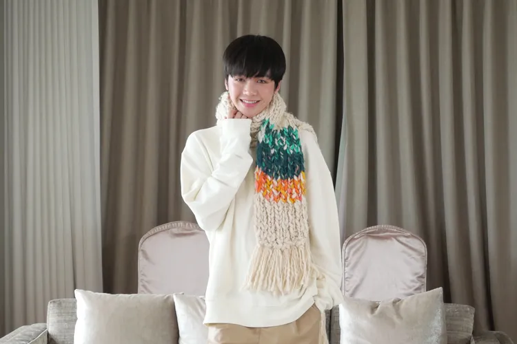 Earth穿毛衣圍圍巾，笑說時尚最重要。Boo's Entertainment提供