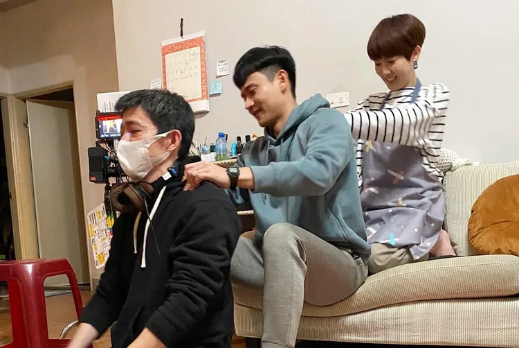 孫可芳（右起）和男友劉冠廷開心與導演徐漢強合作。翻攝孫可芳臉書