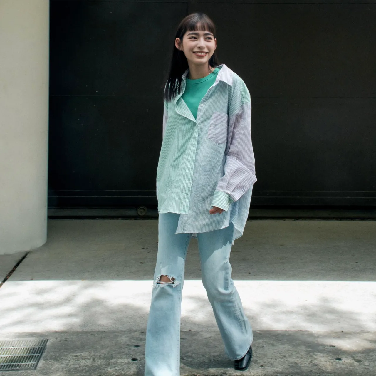 T恤「加法」搭配強調增加單品面積,如露出內搭,或是外搭背心、襯衫等單品提升視覺層次。品牌提供