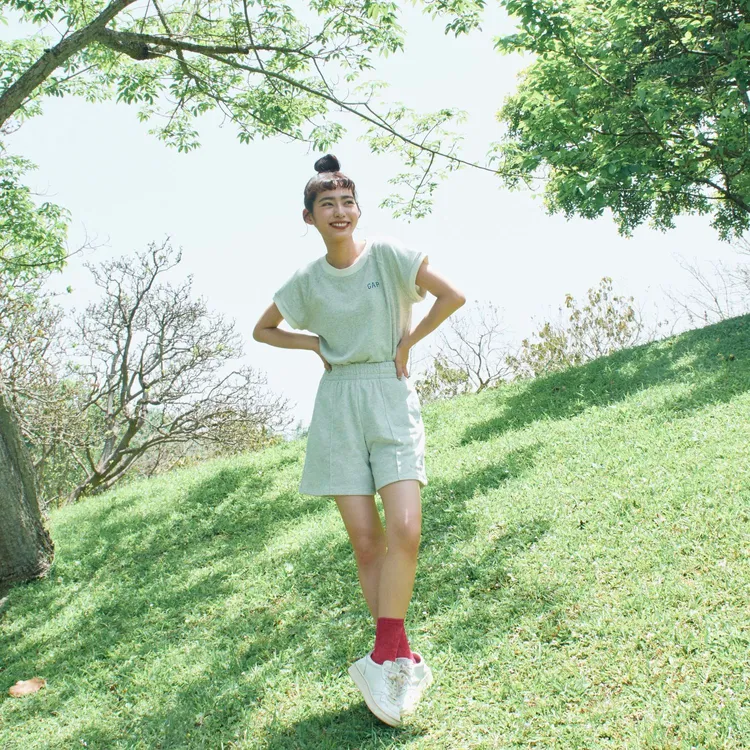 「除法」從調節上下身比例著手，如將衣服紮進褲子，或於腰部繫上腰帶等配件，打造上短下長的模特兒比例。品牌提供