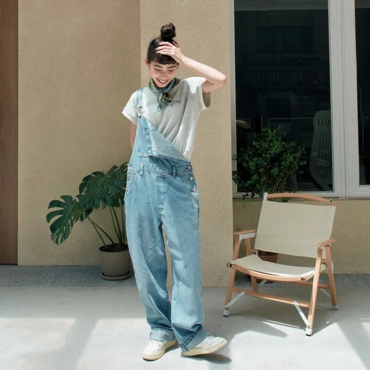 「減法」是減少單品面積，像是把袖口反摺、衣襬上捲露出腰線，營造展現身材優勢的隨興感。品牌提供