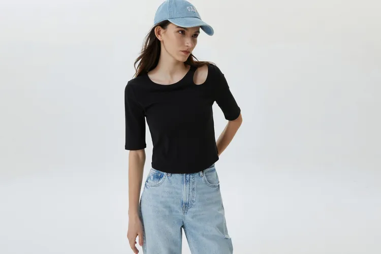 女友T系列T恤，799元。品牌提供