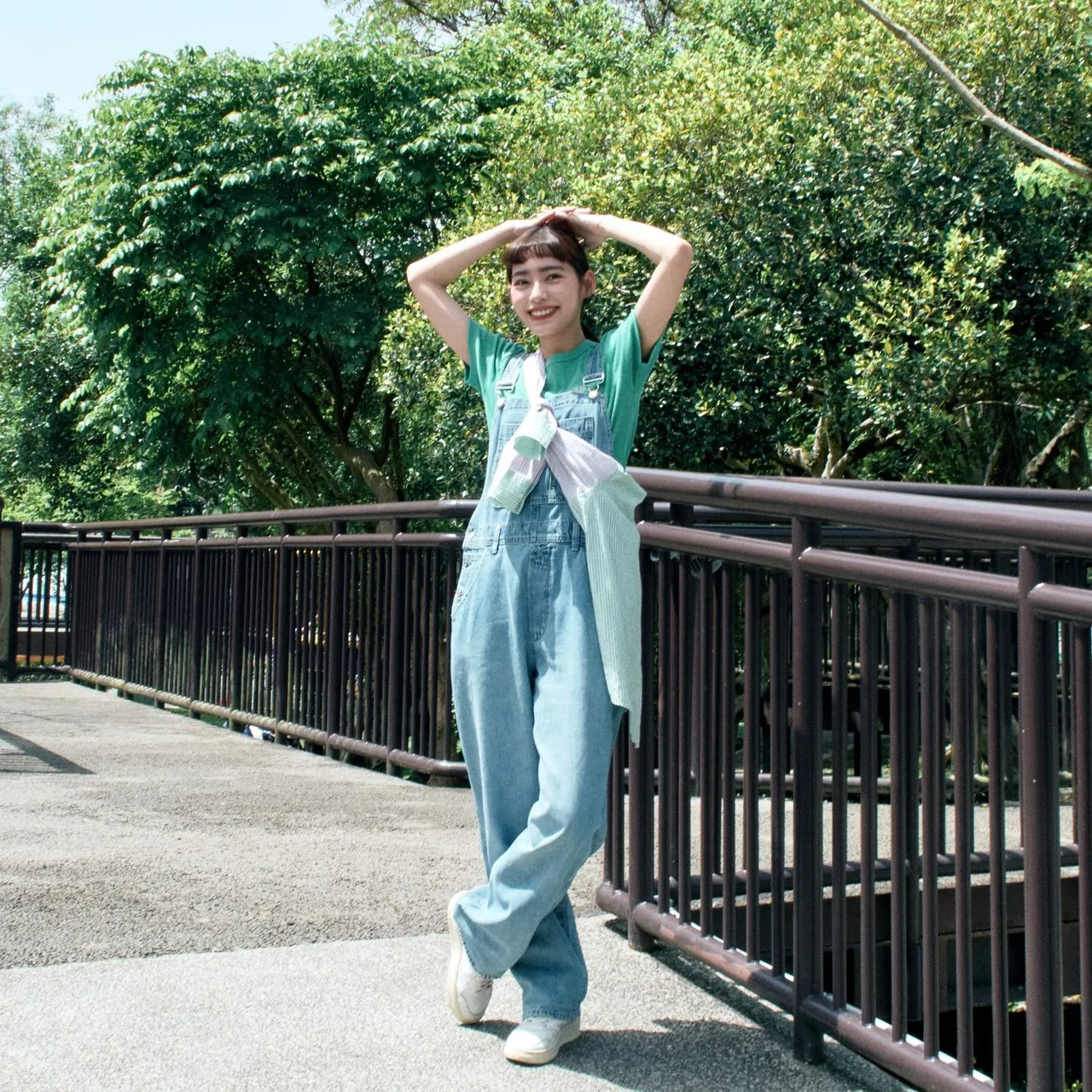 以「乘法」搭配來創造交錯時尚感,如利用襯衫、薄外套等長袖品項,交叉綁於肩膀、腰部,展現高衣Q。品牌提供