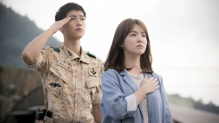 宋仲基（左）和宋慧喬合拍的《太陽的後裔》，至今仍感動很多人。翻攝naver