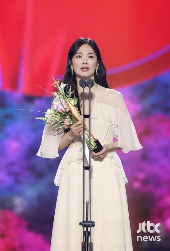 宋慧喬上周五拿下百想藝術大賞視后，也是她第一次拿到大獎。翻攝jtbc news