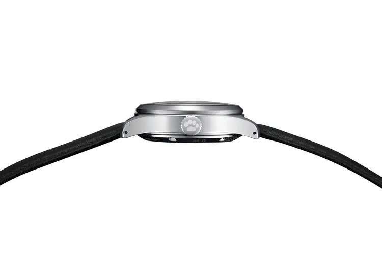 兩只紀念款腕錶錶冠上皆飾有史努比的「爪印」。品牌提供