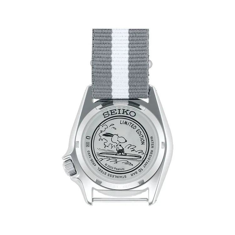 SPRK25K1錶款背蓋飾有史努比駕馭海浪的可愛英姿，圖樣汲取自1963年《PEANUTS》的原版漫畫。品牌提供