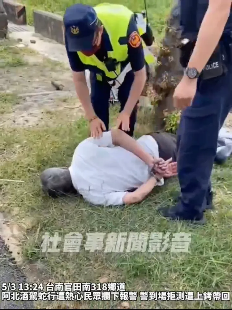老伯嗆叫警察來，結果被上銬趴地。翻攝自社會事