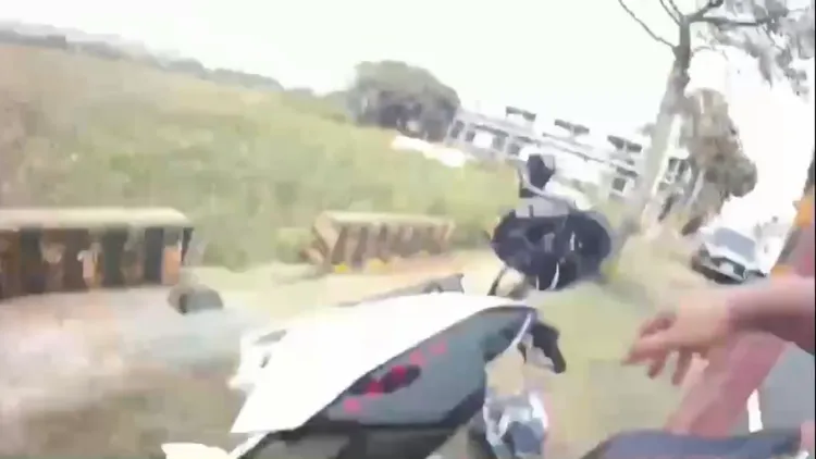 老伯推倒對方機車，恐面臨毀損官司。讀者提供