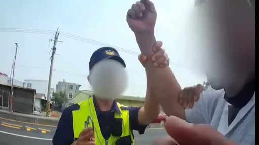 台南阿北爆走舌戰3年輕人 叫警察來!反被上銬有夠狼狽