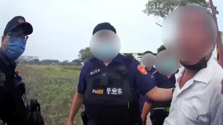 警方將人帶回偵訊製單。讀者提供