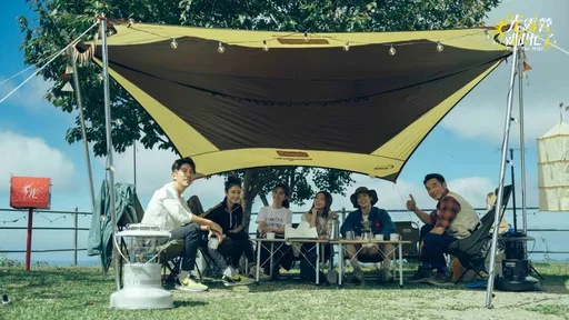 首次睡帳篷 林心如被熱醒修杰楷一躺就睡