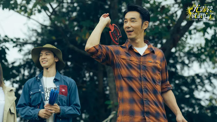 李李仁（右）玩擲斧頭大賽喊：「不想跟林心如一組。」TVBS提供