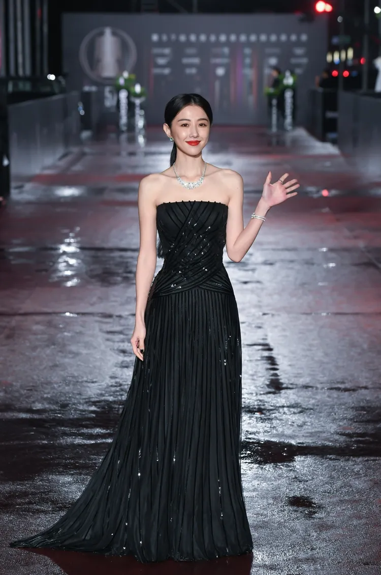 邵雨薇在去年金鐘獎紅毯上，選穿了RALPH LAUREN為戰袍。品牌提供