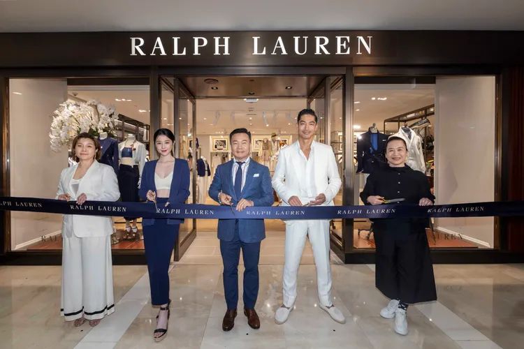 身為RALPH LAUREN品牌好友的AKIRA（右2）及女星邵雨薇（左2），今為台南「雷夫羅倫之家」開幕剪綵。品牌提供