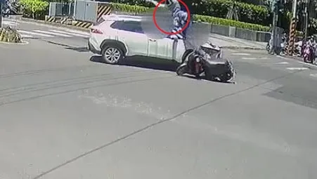 双载机车煞不住!后座女喷飞空中转体一圈 她「降肉」车顶影片曝光