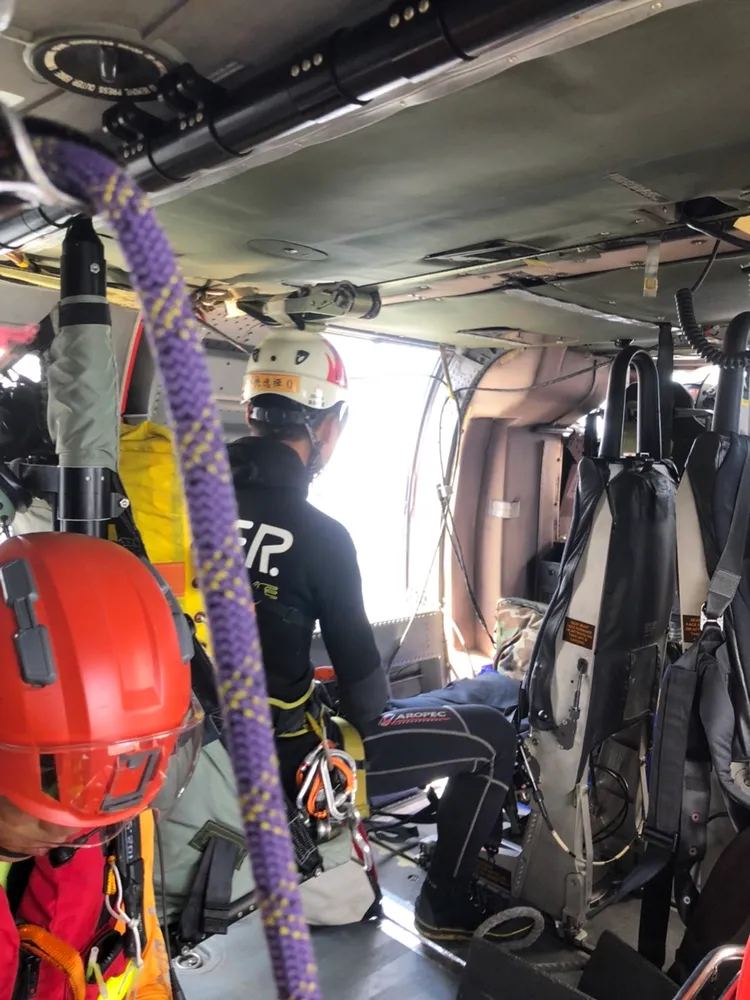 救難人員出動直升機將受困者吊掛出來。屏東縣消防局提供