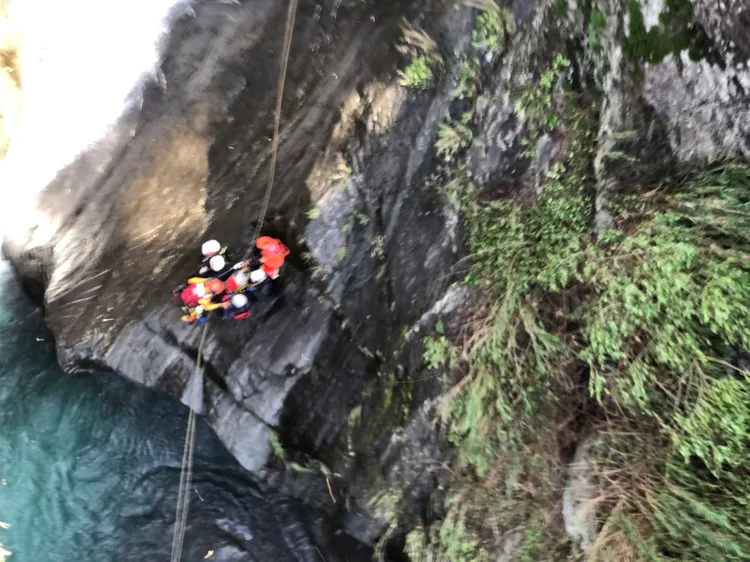 救難人員出動直升機將受困者吊掛出來。屏東縣消防局提供