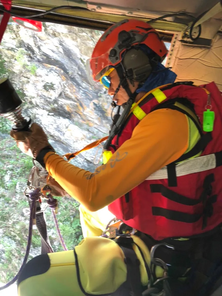 救難人員出動直升機將受困者吊掛出來。屏東縣消防局提供