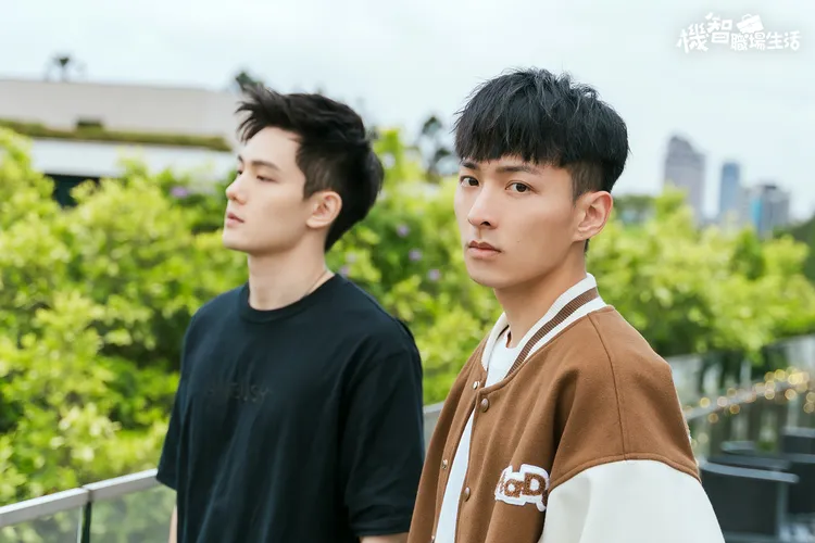 機智男孩IT BOYZ成員陳彥廷（左）和鍾岳軒為《機智職場生活》獻唱插曲《我不該愛她》。TVBS提供