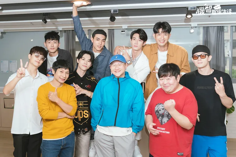 《機智職場生活》開拍，演員群齊聚，左起王碩瀚、逸祥、商鈞、鄭豐毅、山豬(陳俊甫)、陳彥廷。鍾岳軒(左上)、楊翹碩、黃柏峰、王新凱。TVBS提供