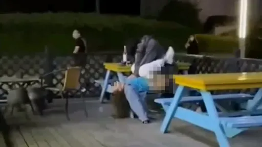 店員超商門口「嘿咻醉女」　誇張影片熱傳！民眾路過竟視若無睹