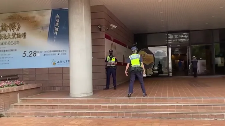 警方封館禁止民眾進入。翻攝畫面