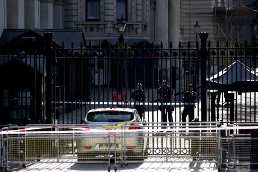 男子開車撞英首相府 「唐寧街」閘門被捕 蘇納克人就在府邸