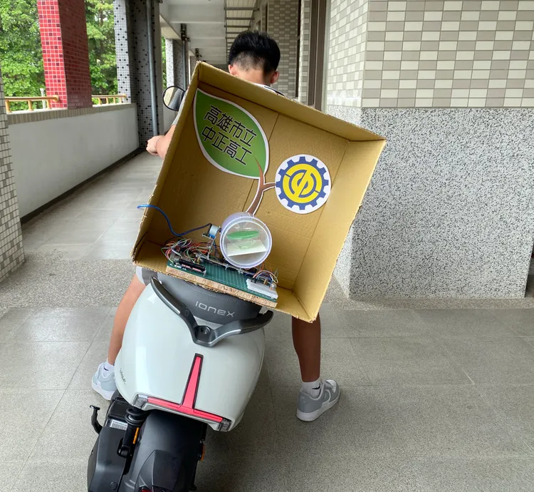 中正高工汽車科學生研發「不讓你倒-外送箱平衡装置」，學生希望幫助辛苦的外送員，減少外送時餐點傾倒的機率發生。讀者提供