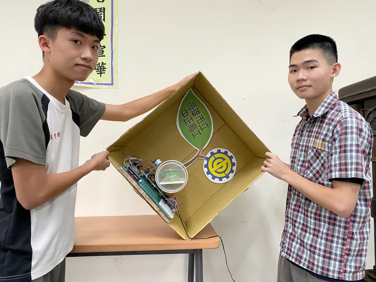 中正高工汽車科學生研發「不讓你倒-外送箱平衡装置」，學生希望幫助辛苦的外送員，減少外送時餐點傾倒的機率發生。讀者提供