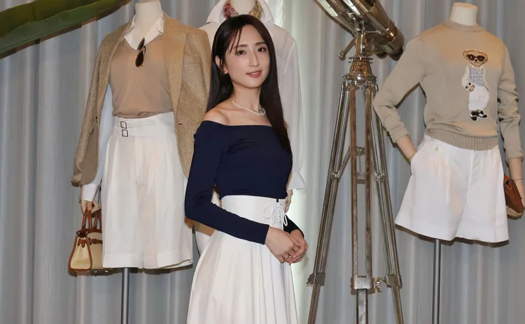 柯佳嬿則以小露性感鎖骨的平口上衣及優雅裙裝，巧扮「精緻女人」的形象。莊宗達攝