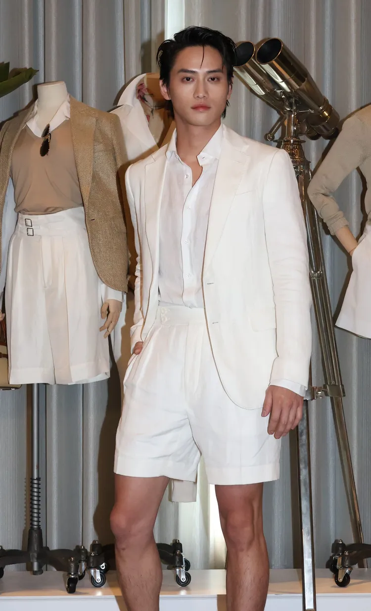 范少勳選穿全套白色麻質西裝亮相，笑稱今日打扮「有點像是白馬王子」。莊宗達攝