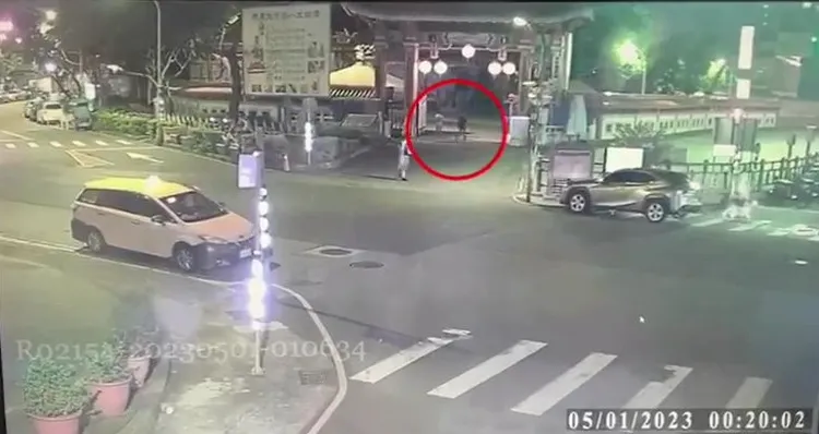 許男依約到場談判進入宮廟。中和警分局提供