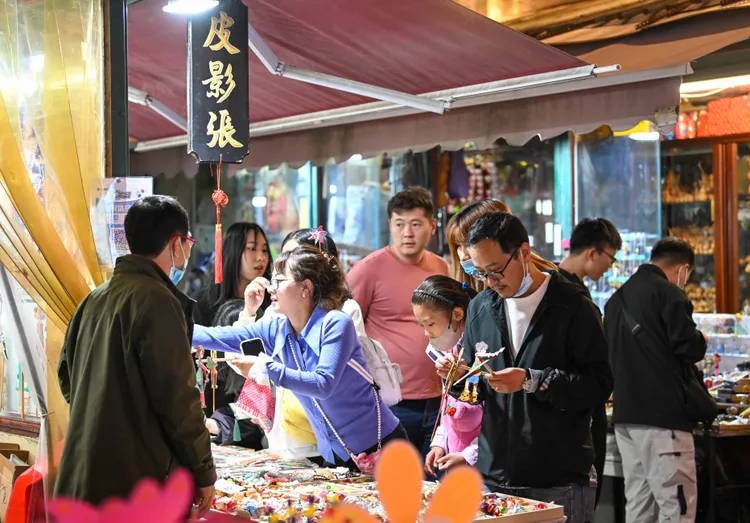 五一假期間天津的遊客。新華社