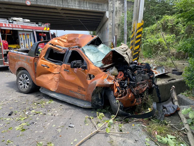 皮卡嚴重凹陷，駕駛受傷。讀者提供