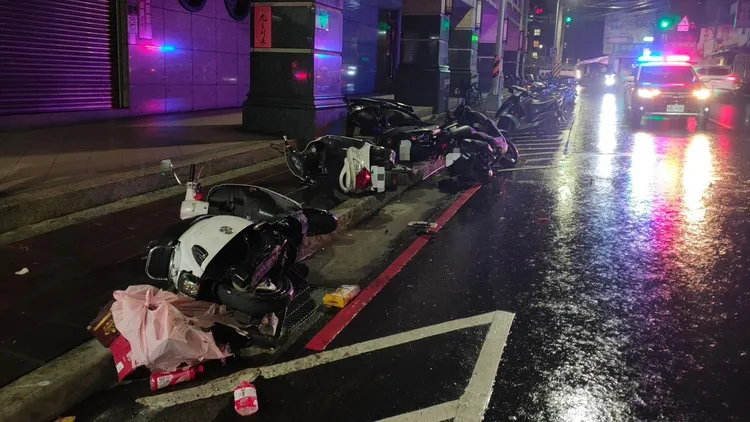 多輛機車被撞的嚴重毀損。蘆洲警分局提供