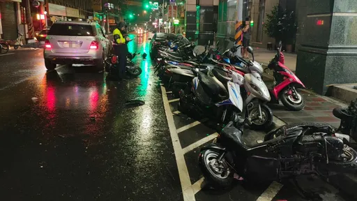 新北男開車分心看導航　狂刷一整排！直衝路旁撞壞22輛機車