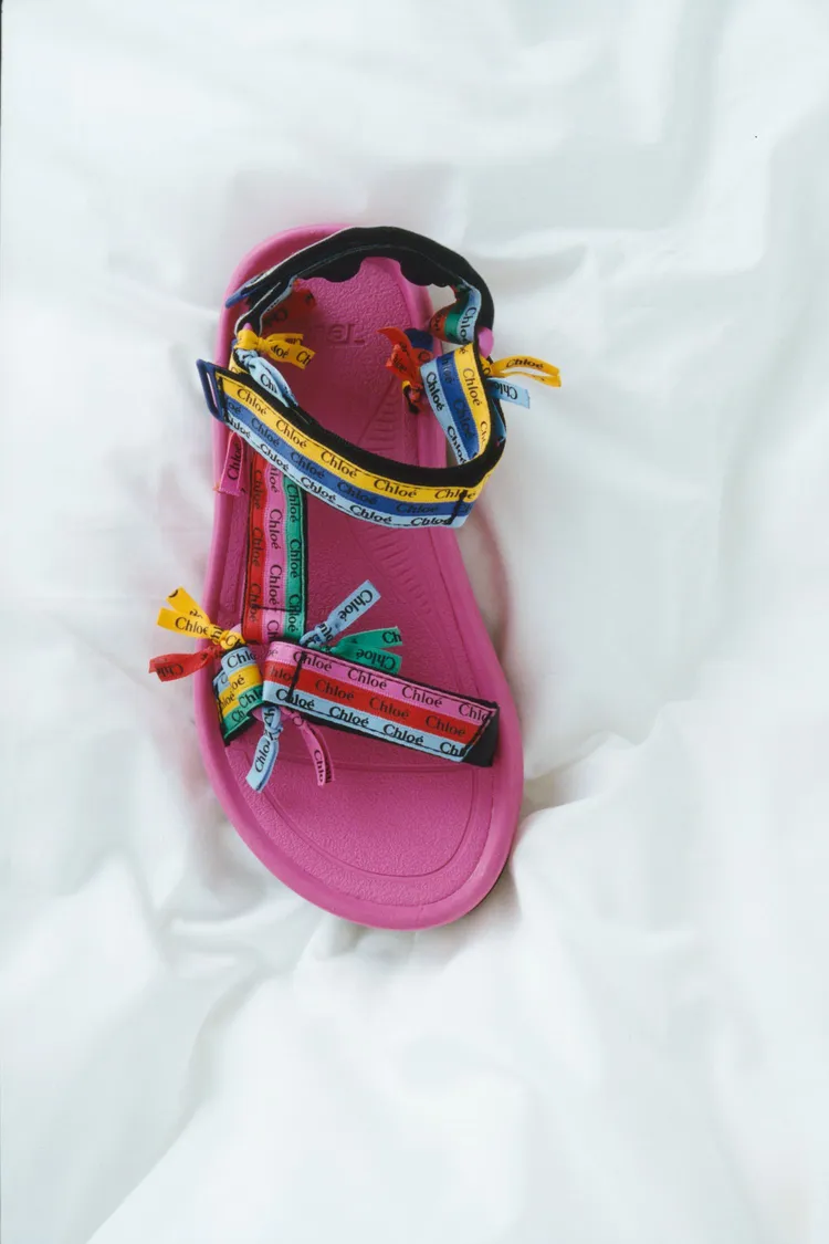 Chloé x Teva聯名款Hurricane XLT2 Ampsole彩虹粉色織帶涼鞋，1萬7200元。品牌提供