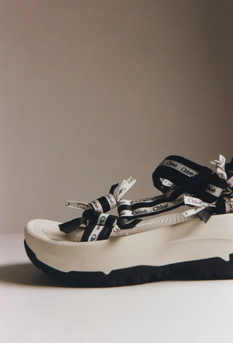 Chloé x Teva聯名款Hurricane XLT2 Ampsole黑白撞色織帶涼鞋，1萬7200元。品牌提供
