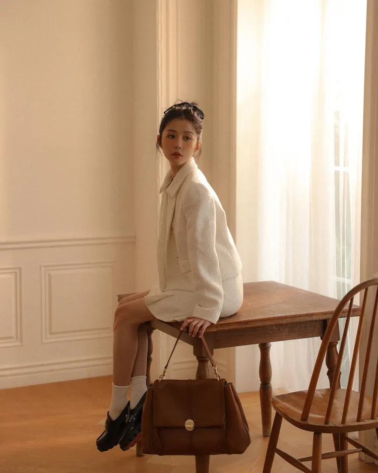 邵雨薇穿著CL水晶logo裝飾黑色小牛皮樂福鞋。翻攝1989ivyshao IG