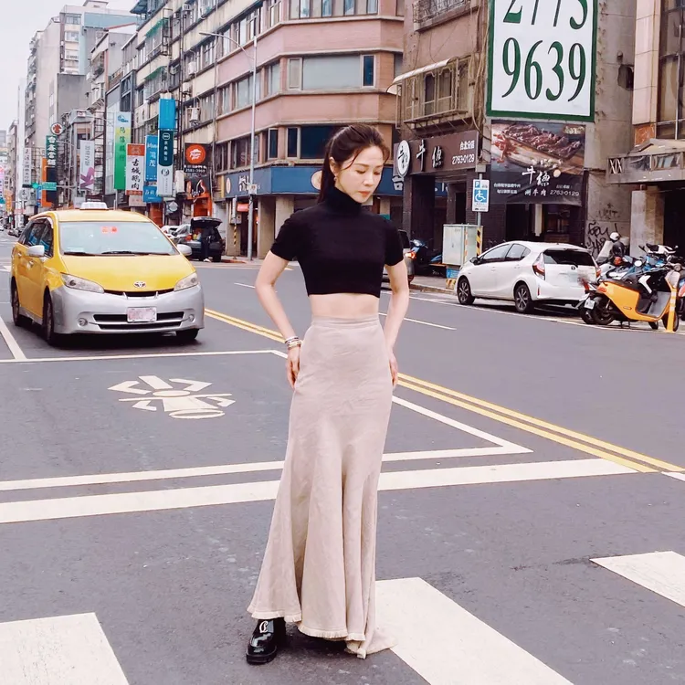 謝盈萱穿著CL水晶logo裝飾黑色小牛皮短靴。翻攝yx_hsieh IG