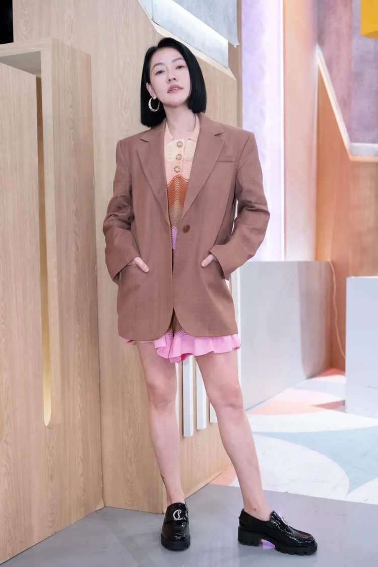 小S 穿著Christian Louboutin春夏新款CL水晶logo裝飾黑色小牛皮樂福鞋，造型減齡像個學生妹。品牌提供